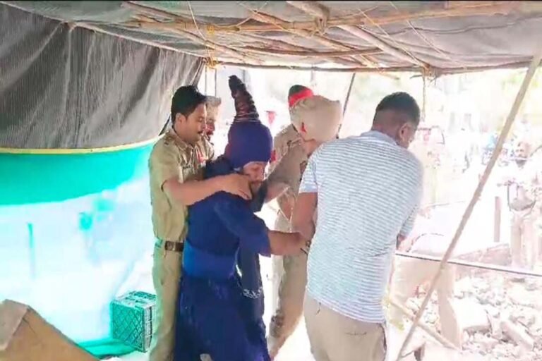Clash between Nihang Singhs and police: जालंधर में निहंग सिंहों और पुलिस के बीच झड़प, देखें तस्वीरें Clash between Nihang Singhs and police