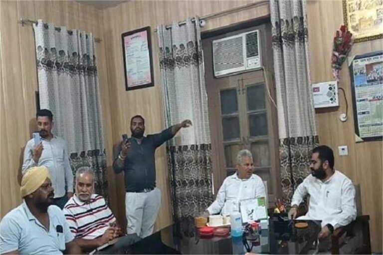 बिजली दफ्तर में AAP विधायक ने मारा छापा, कर्मचारियों की लगाई क्लास