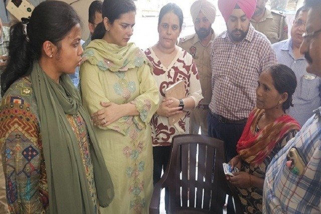 Punjab: पंजाब के इस जिले के लोगों के लिए खतरे की घंटी, जारी हुए सख्त Order पंजाब के इस जिले के लोगों के लिए खतरे की घंटी, जारी हुए सख्त Order