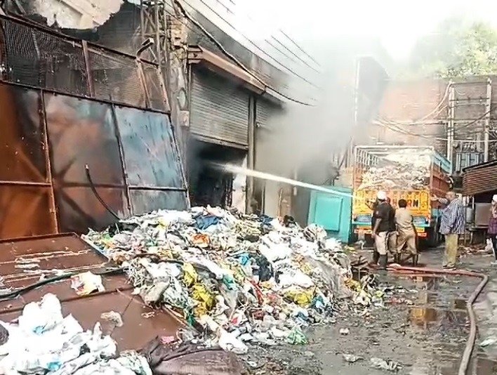 Ludhiana में भीषण आग, दूर-दूर तक दिखीं लपटें, देखें तस्वीरें Ludhiana में भीषण आग, दूर-दूर तक दिखीं लपटें