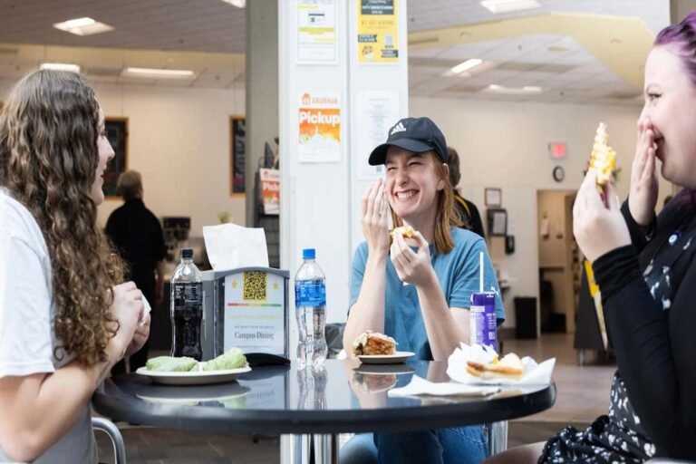 School के Lunch Break में हुई बहस ने लिया खौफनाक रूप! Student ki दोनों बाजू टूटी