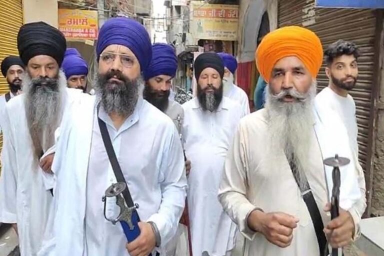 Punjab: सचखंड श्री दरबार साहिब के पास बेअदबी, मौके पर पहुंची सिख जत्थेबंदियां सचखंड श्री दरबार साहिब के पास बेअदबी, मौके पर पहुंची सिख जत्थेबंदियां