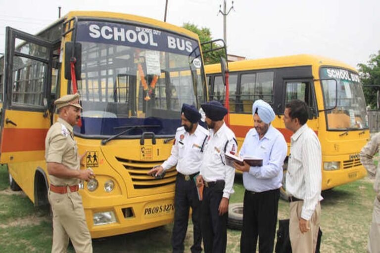 ट्रैफिक पुलिस की सख्त कार्रवाई, स्कूल बसों के काटे चालान