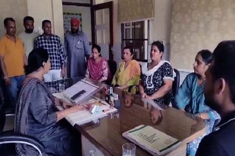 Punjab: स्कूल Van में पिस्तौल लेकर घुसी महिला, सहमे बच्चें, जानें पूरा मामला स्कूल Van में पिस्तौल लेकर घुसी महिला