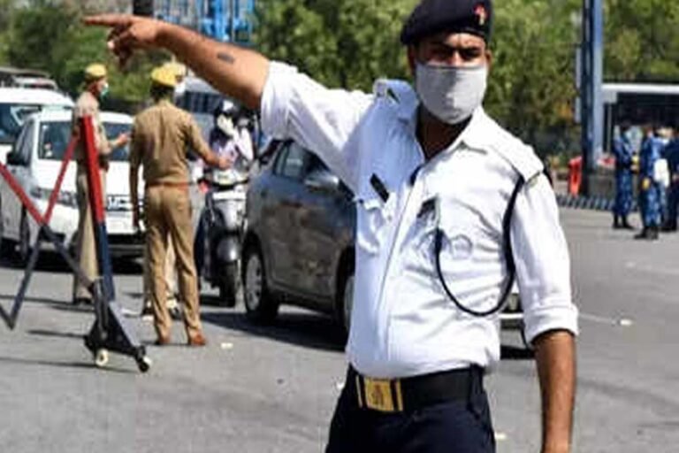 Punjab: ट्रैफिक नियम तोड़ने वालों को पुलिस ने लगाई फटकार, हुई सख्त कार्रवाई ट्रैफिक नियम तोड़ने वालों को पुलिस ने लगाई फटकार, हुई सख्त कार्रवाई