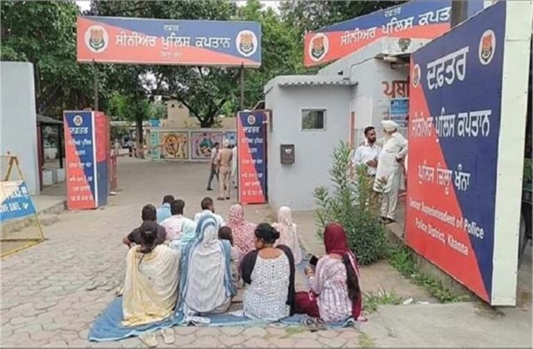 Punjab: Punjabi Singer के बेटे की गिरफ्तारी को लेकर सड़कों पर उतरे लोग, भड़का मामला Punjabi Singer के बेटे की गिरफ्तारी को लेकर सड़कों पर उतरे लोग, भड़का मामला