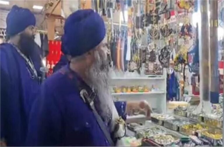 श्री दरबार साहिब के पास दुकानदारों को निहंग सिंहों के सख्त निर्देश