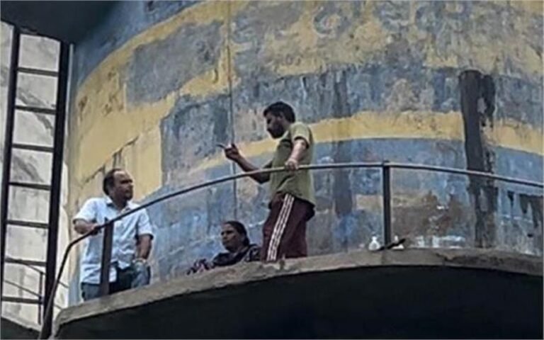 Punjab: गर्भवती पत्नी के साथ पेट्रोल की बोतलें लेकर टंकी पर चढ़ा व्यक्ति, मची भगदड़ गर्भवती पत्नी के साथ पेट्रोल की बोतलें लेकर टंकी पर चढ़ा व्यक्ति, मची भगदड़