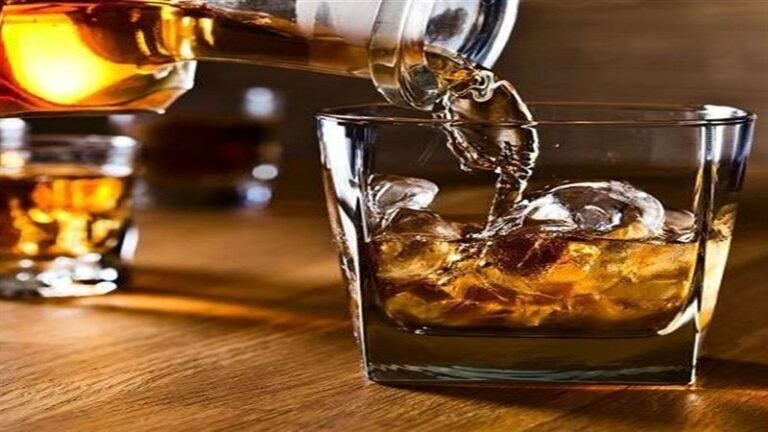 आप भी कार में बैठ कर शराब पीने के शौकीन हैं तो पहले पढ़ लें ये खबर, कहीं फंस न जाएं आप