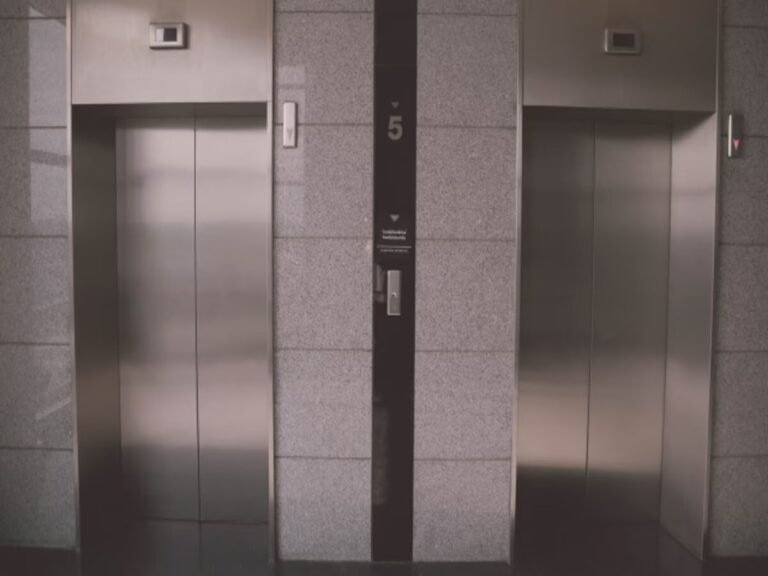 Jalandhar: मासूम बच्ची के साथ लिफ्ट में फंसी महिला, नगर निगम दफ्तर में मचा हड़कंप मासूम बच्ची के साथ लिफ्ट में फंसी महिला, नगर निगम दफ्तर में मचा हड़कंप