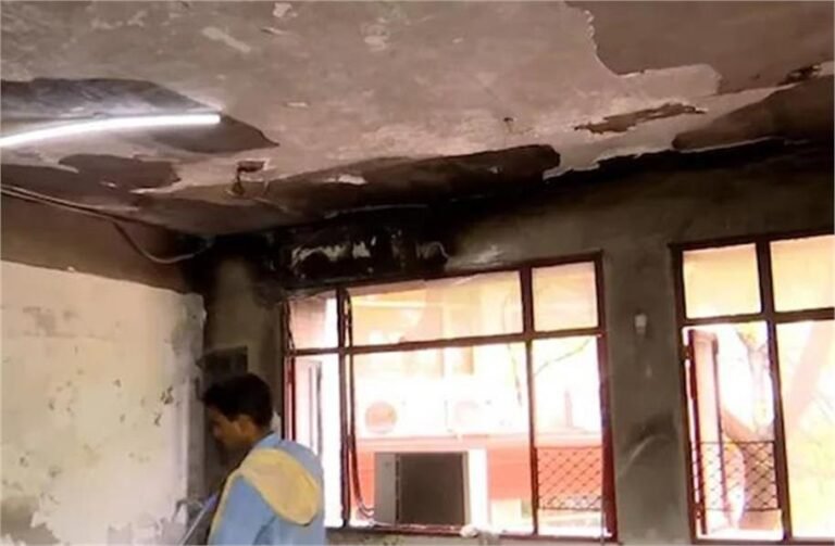 Chandigarh के School में लगी भयानक आग, मौके पर मची भगदड़ Chandigarh के School में लगी भयानक आग, मौके पर मची भगदड़