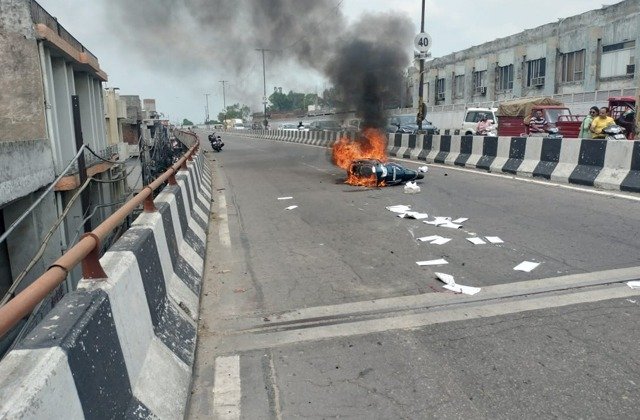 Ludhiana में चलती स्कूटी में लगी भयानक आग, तड़पता इधर-उधर भागा शख्स Ludhiana में चलती स्कूटी में लगी भयानक आग, तड़पता इधर-उधर भागा शख्स