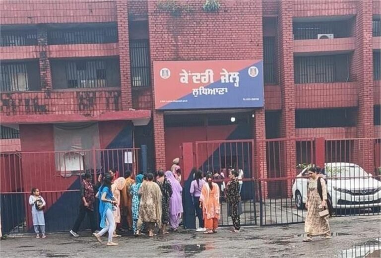 Raksha Bandhan: जेल में बंद भाईयों को राखी बांधने का इंतजार कर रही है बहनें जेल में बंद भाईयों को राखी बांधने का इंतजार कर रही है बहनें