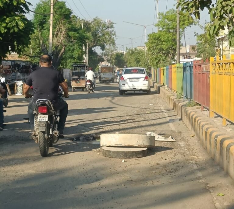 Ludhiana में लोगों की जान पर मंडरा रहा खतरा, कभी भी हो सकता है हादसा Ludhiana में लोगों की जान पर मंडरा रहा खतरा, कभी भी हो सकता है हादसा