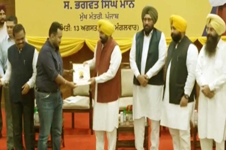 Punjab: सीएम भगवंत मान ने 417 युवाओं को सौंपे नियुक्ति पत्र, कैप्टन की बेटी पर कसा तंज, बोले- 144 करोड़ को ये एक सौ फोर्टी फोर करोड़ बोलती है सीएम भगवंत मान ने 417 युवाओं को सौंपे नियुक्ति पत्र, कैप्टन की बेटी पर कसा तंज, बोले- 144 करोड़ को ये एक सौ फोर्टी फोर करोड़ बोलती है