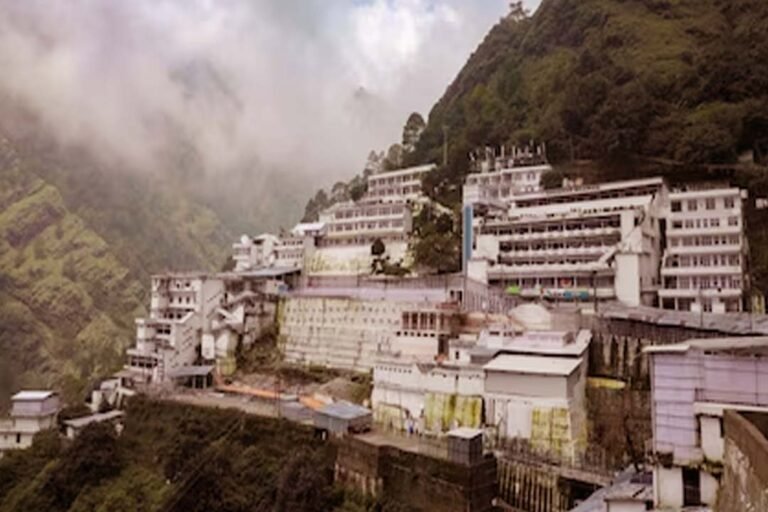 Jammu-Kashmir: जम्मू-कश्मीर में बदल रहा मौसम का मिजाज, मां वैष्णो देवी जाने वालों के लिए जारी हुआ Update Mata Vaishno Devi के श्रद्धालुओं के लिए बुरी खबर