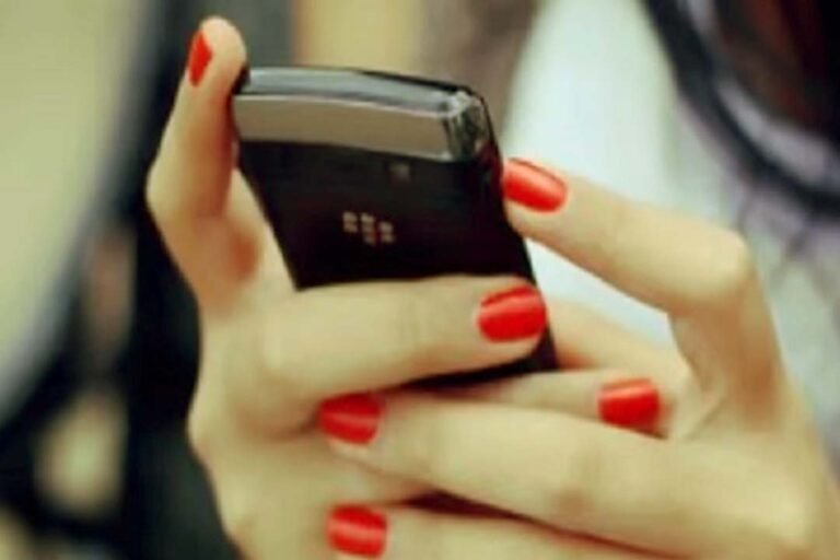 फ़ोन पर अचानक आए Message को देख युवती के उड़े होश, हैरान कर देगा मामला