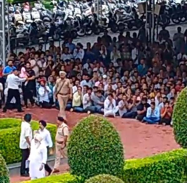 Jalandhar : डेरा ब्यास के प्रमुख बाबा गुरिंदर सिंह ढिल्लों के साथ Jalandhar पहुंचे नए उत्तराधिकारी, संगत हुई भावुक डेरा ब्यास के प्रमुख बाबा गुरिंदर सिंह ढिल्लों के साथ Jalandhar पहुंचे नए उत्तराधिकारी, संगत हुई भावुक