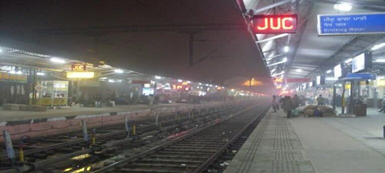 Railway Station में दिन-दिहाड़े दिया घटना को अंजाम