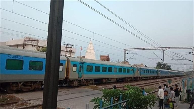 Punjab: पंजाब में Shatabdi Express में सफर कर रहे यात्री हुए परेशान, हैरान कर देगा मामला पंजाब में Shatabdi Express में सफर कर रहे यात्री हुए परेशान