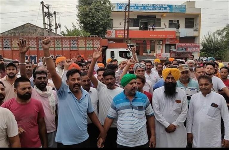 पंजाब के इस थाने के सामने लगा धरना