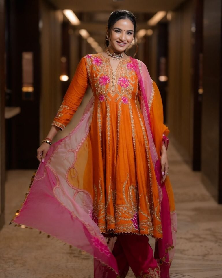 पंजाबी Suit में इस खूबसूरत अदाकारा का देसी तड़का