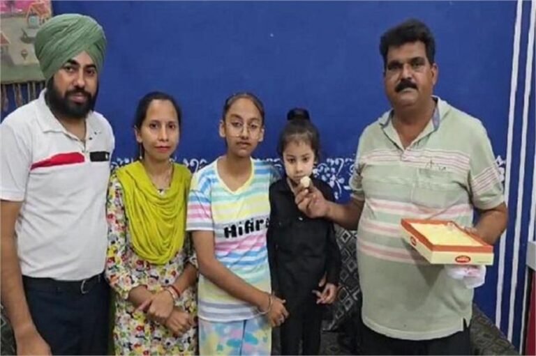 Punjab: रातों-रात चमकी 5 साल की बेटी की किस्मत, खुशी से झूम उठा परिवार रातों-रात चमकी 5 साल की बेटी की किस्मत, खुशी से झूम उठा परिवार