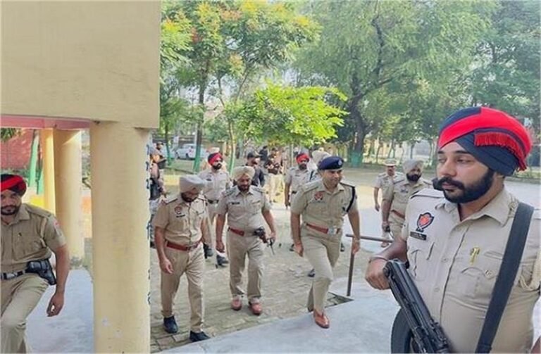 Punjab: पंचायती वोटों दौरान पंजाब के इस गांव में लोगों का विरोध, SSP ने दी सख्त चेतावनी पंचायती वोटों दौरान पंजाब के इस गांव में लोगों का विरोध, SSP ने दी सख्त चेतावनी