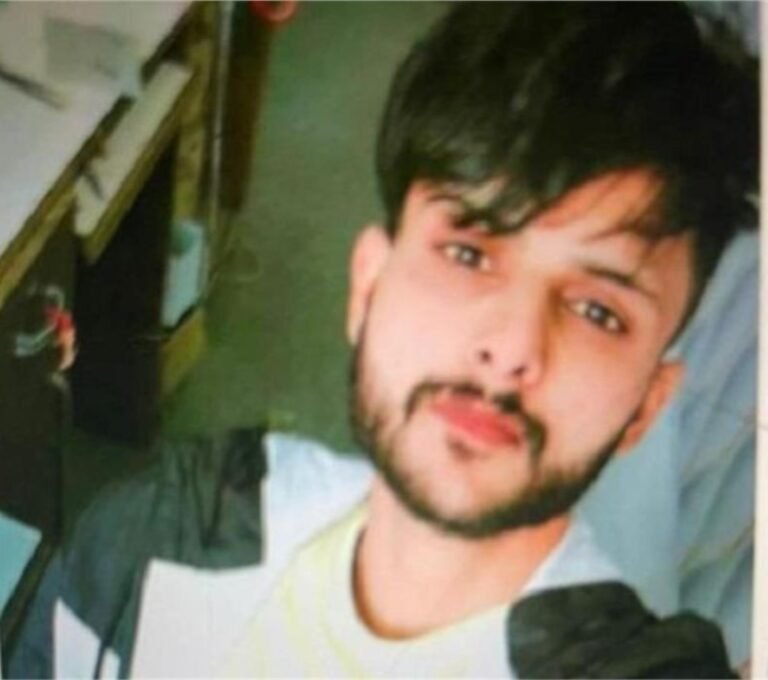 पति को बार-बार Call करने के बाद जब Room में पहुंची पत्नी तो हालात देख उड़े होश