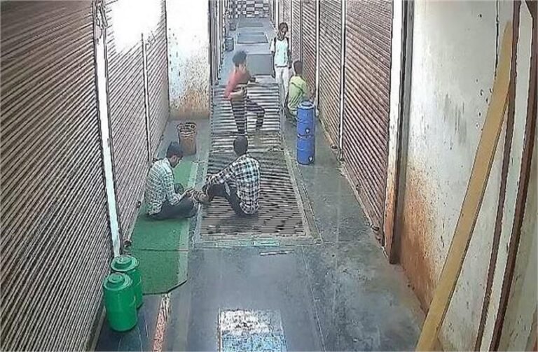 Punjab: रील बनाने के दौरान युवक ने हटाया जाल, 3 मंजिल नीचे जाकर गिरा, गई जान रील बनाने के दौरान युवक ने हटाया जाल, 3 मंजिल नीचे जाकर गिरा, गई जान