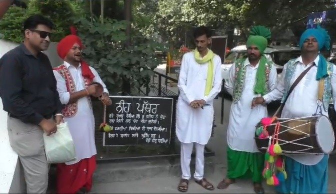 Ludhiana: DC Office पहुंचे BJP नेता का अनोखे ढंग से प्रदर्शन, सामने आई तस्वीरें DC Office पहुंचे BJP नेता का अनोखे ढंग से प्रदर्शन, सामने आई तस्वीरें