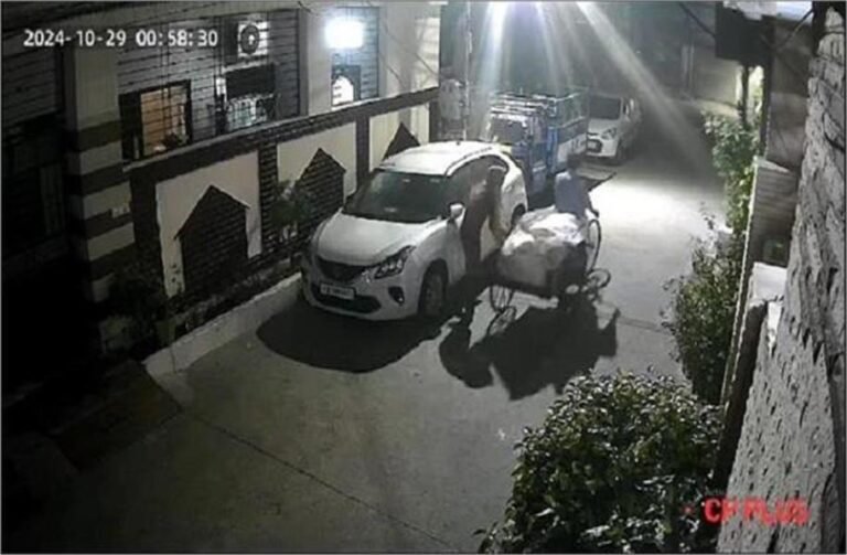 Ludhiana: दिवाली से पहले शहर के प्रसिद्ध मंदिर में वारदात, CCTV में कैद हुआ मंजर दिवाली से पहले शहर के प्रसिद्ध मंदिर में वारदात, CCTV में कैद हुआ मंजर