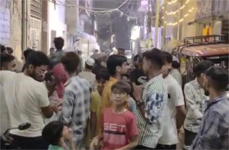 Ludhiana के इस इलाके में दहशत का माहौल…सहमे बच्चे, कैमरे में कैद हुआ मंजर Ludhiana के इस इलाके में दहशत का माहौल...सहमे बच्चे, कैमरे में कैद हुआ मंजर