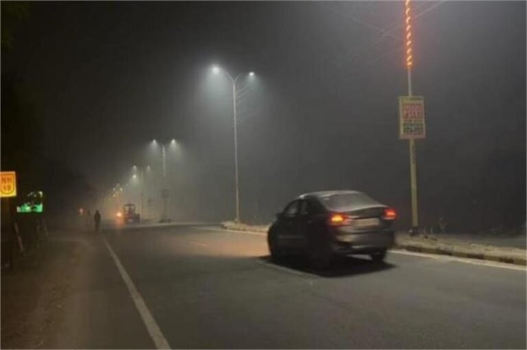 Punjab: पंजाब के लोगों पर मंडरा रहा खतरा! घरों से बाहर निकलने से भी डर रहे लोग पंजाब के लोगों पर मंडरा रहा खतरा! घरों से बाहर निकलने से भी डर रहे लोग