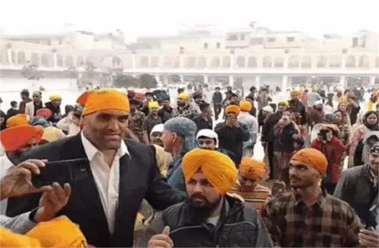 श्री दरबार साहिब पहुंचे द ग्रेट खली, झलक पाने के लिए लोगों की उमड़ी भीड़