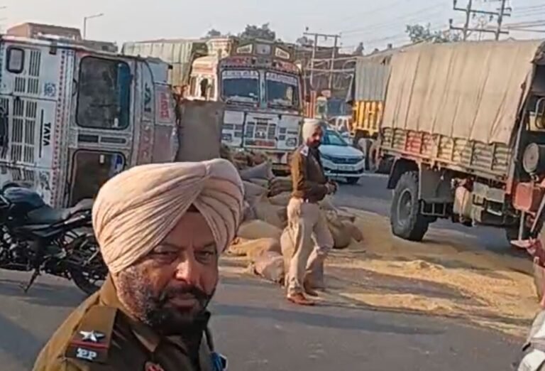 चलती कार के आगे पलटा ट्रक, पीछे से कार घुसी 4 की मौत