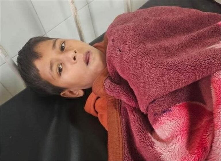 School में पानी-पीने गए दूसरी कक्षा के छात्र पर Teacher ने ढाया कहर, मचा बवाल