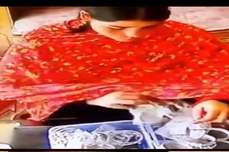 Incident of a cunning woman in the city's famous jewellery shop, CCTV will blow your mind